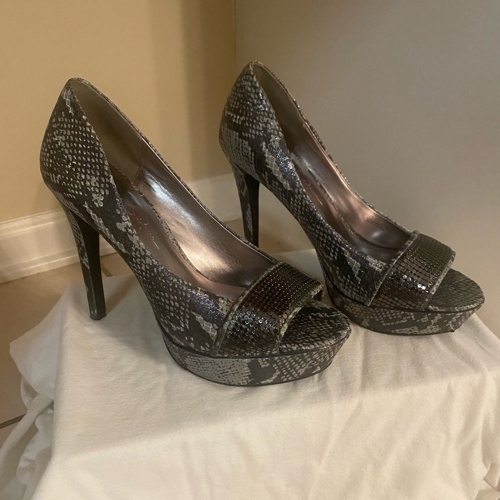 Jessica Simpson Black and Gray Heels with Elegant Design